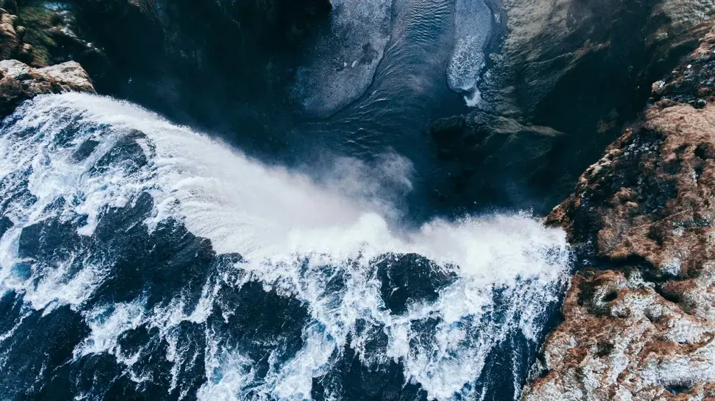 Cascada en Islandia al atardecer