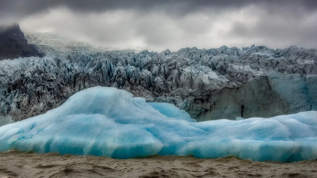 Icebergs azules en la laguna glaciar